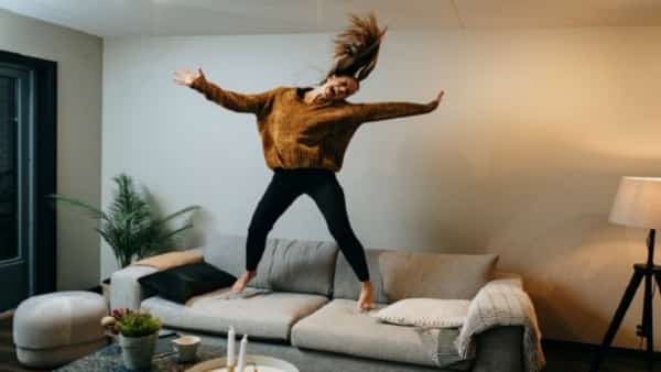 منوعات: دراسة تكشف كيف أن الاستماع إلى الأغاني المبهجة يمكن أن يساعدك على النوم!