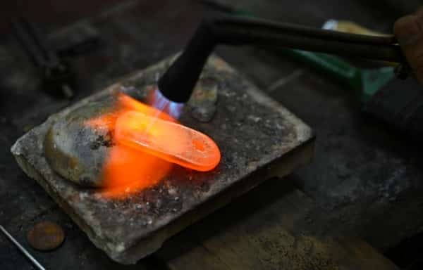 اقتصاد: الذهب يتجه صوب تسجيل مكاسب أسبوعية بدعم من آمال وقف رفع الفائدة الأميركية