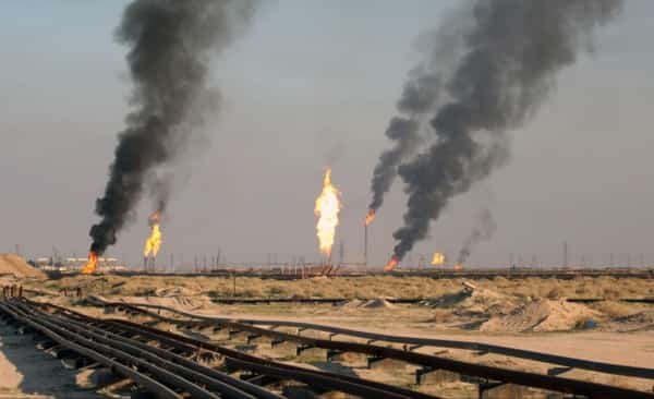 اقتصاد: النفط يرتفع لكنه يتجه لثالث خسارة أسبوعية وسط مخاوف حيال الطلب