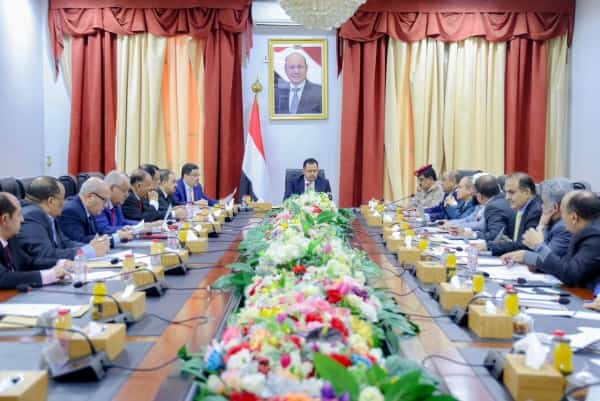 اليمن: الحكومة اليمنية تجدد ترحيبها بكل مبادرات السلام وتعتبر انهاء الانقلاب "سلما او حربا" خيارا لا رجعة عنه