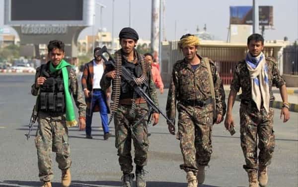 اليمن: مصدر حقوقي يقول إن الحوثيين قتلوا مالك محل صرافة أمام أطفاله بصنعاء