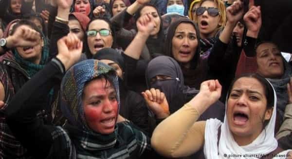 كابول: "طالبان" تفرض قيوداً جديدة على الأفغانيات وتغلق صالونات التجميل