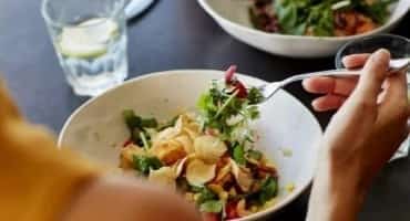صحة: عادات سيئة أثناء تناول الطعام.. كيف تتخطاها؟