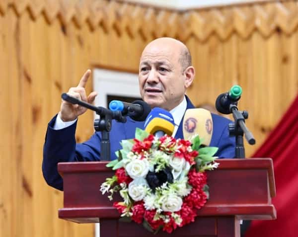 اليمن: الرئيس العليمي يتعهد بالعمل على تمكين ابناء المهرة من ادارة شؤونها واعتماد اللغة المهرية لغة اساسية