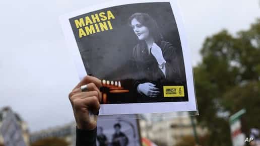 طهران: بدء محاكمة محامي مهسا أميني في إيران