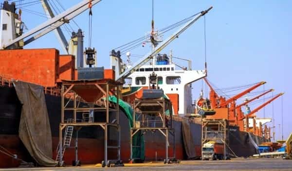 اليمن: وصول أكثر من نصف مليون طن من الوقود والغذاء إلى موانئ الحوثيين في أغسطس الماضي