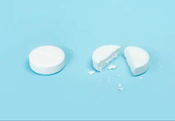 صحة: تحذيرات طبية من خطورة تقسيم أو طحن قرص الدواء