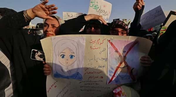 طهران: السلطات الإيرانية تحظر على ممثلات العمل بعد ظهورهن دون حجاب