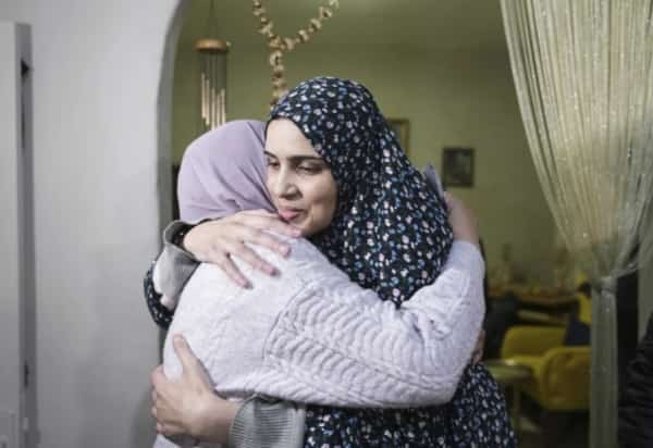 طوفان الاقصى: لحظات من السعادة تعيشها الاسر الفلسطينية بإطلاق سراح القاصرين والنساء في صفقة تبادل الأسرى خلال حرب غزة