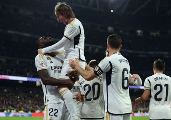 رياضة: ريال مدريد ينتزع صدارة الدوري الإسباني مؤقتاً برباعية في مرمى فياريال