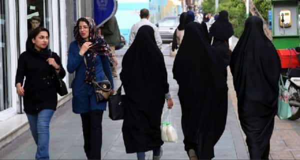 طهران: السلطات الإيرانية تعاقب ناشطة بـ74 جلدة بسبب عدم ارتداء غطاء الرأس