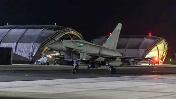 تقرير: هل تنذر الضربات الأمريكية والبريطانية ضد الحوثيين باليمن باتساع رقعة النزاع في الشرق الأوسط؟