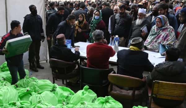 إسلام أباد: 22 قتيلا و38 جريحا في انفجارين في باكستان عشية الانتخابات