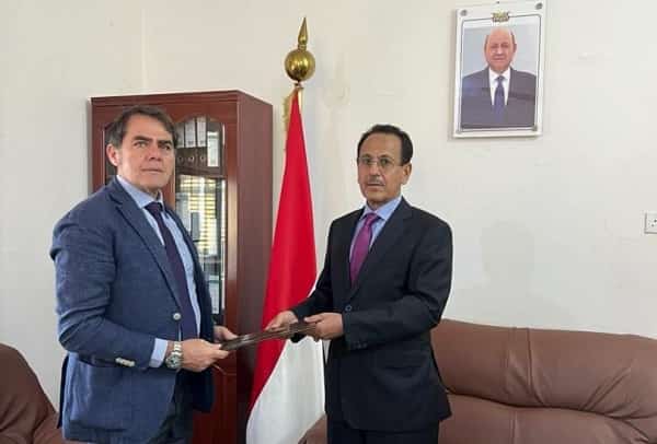 اليمن: الحكومة المعترف بها تتسلم أوراق اعتماد منسق الشؤون الإنسانية وممثل مفوضية اللاجئين