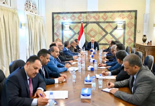 الرياض: الرئيس اليمني يلتقي قيادات الأحزاب السياسية بعيد التغيير الحكومي الأخير