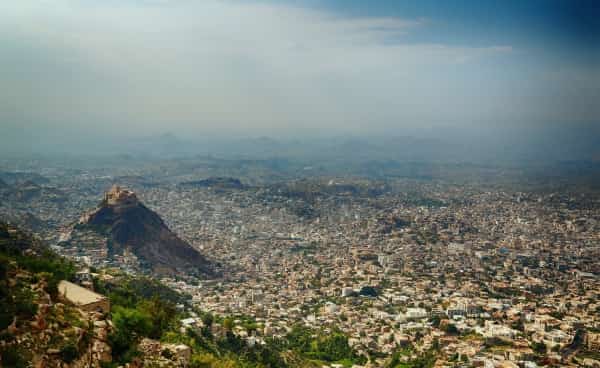 اليمن: الحكومة المعترف بها تباشر غداً السبت فتح طريقين رئيسيين يربطان تعز بمحافظتي صنعاء والحديدة
