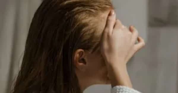 صحة: النوم بشعر مبلل يهدد فروة الرأس والشعر والجهاز التنفسي