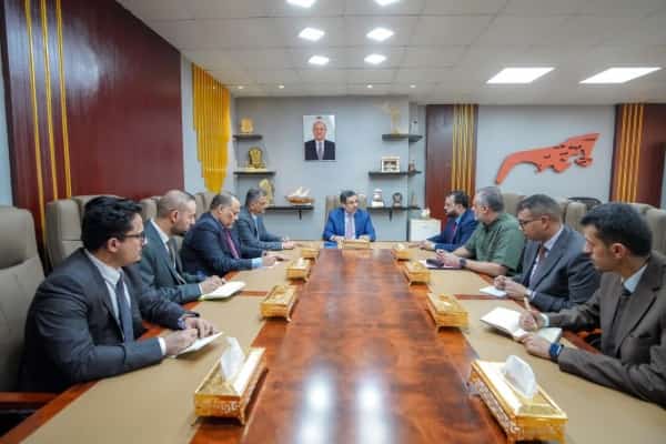 اليمن: رئيس الحكومة المعترف بها يوجّه بتشكيل لجنة لإعداد لائحة لأوزان شاحنات نقل البضائع