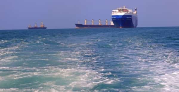 اليمن: استهداف سفينتين جنوبي غرب عدن وجنوبي غرب المكلا