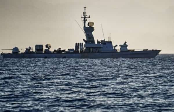 أثينا: فرقاطة يونانية تصد هجوماً للحوثيين بمسيّرتين في خليج عدن