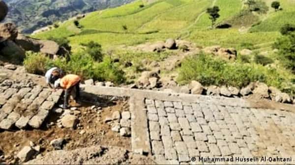 اليمن: مبادرة مجتمعية تقاسي لرصف طريق جبلية من ركام الحرب