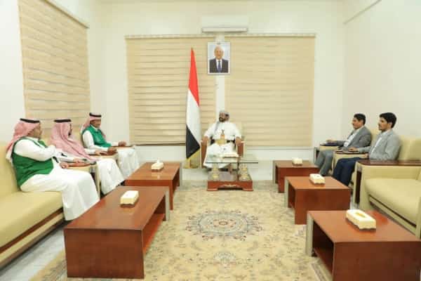 اليمن: بحث الاستعدادات لإنشاء مبنى كلية الطب بمأرب وإعادة تأهيل طريق العبر الدولي بتمويل سعودي