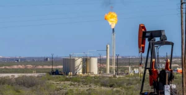 اقتصاد: النفط يتراجع مع صعود الدولار بعد بيانات وظائف أميركية