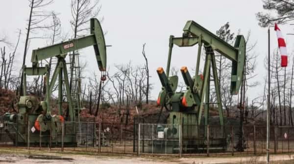 اقتصاد: أسعار النفط ترتفع بعد خسائر بأكثر من 7% الأسبوع الماضي