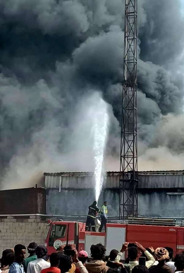 اليمن: حريق يلتهم معملًا لإنتاج العطور في الحديدة