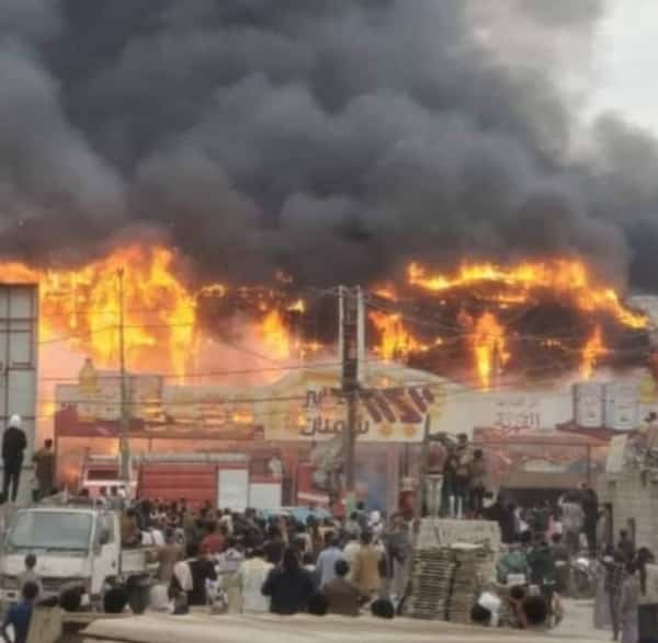اليمن: حريق ضخم يلتهم مول تجاري بصنعاء