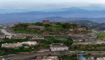 قلعة القاهرة، محافظة حجة شمالي غرب البلاد.