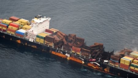 انفجار يجبر طاقم سفينة حاويات ترفع علم هونج كونج على التخلي عنها في البحر الأحمر