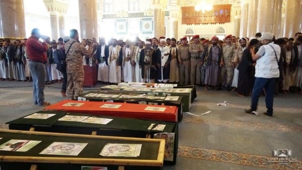الحوثيون يشيعون 49 من مقاتليهم العسكريين بينهم 39 ضابطا في اكبر حصيلة معلنة خلال يوم واحد