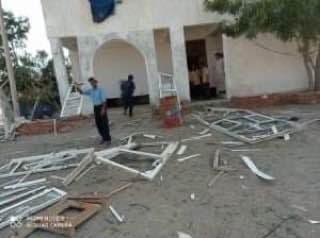 بعثة الامم المتحدة لدعم اتفاق الحديدة تقول ان قذيفتين جويتين اصابتا مستودعا ومقر اقامة تابعين لشركة الحباري للانتاج الغذائي بميناء الصليف على البحر الاحمر، في اشارة الى غارة جوية ضربت المنطقة