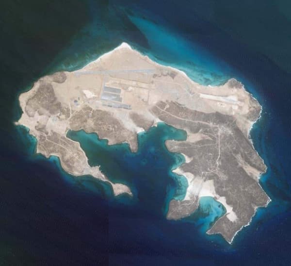 زعيم مليشيا مدعوم من الإمارات يقول إن قواته في قاعدة جوية بجزيرة ميون