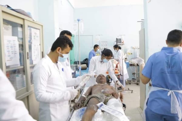 مقتل وإصابة 13 مدنيا بقصف صاروخي جديد على مدينة مارب