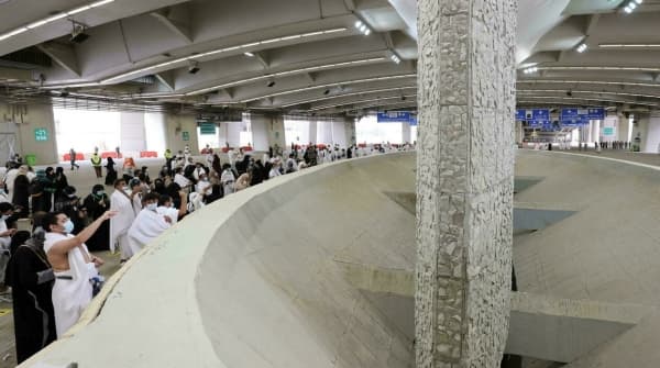 الحجاج يرمون جمرة العقبة الكبرى ويحتفلون بحلول عيد الأضحى