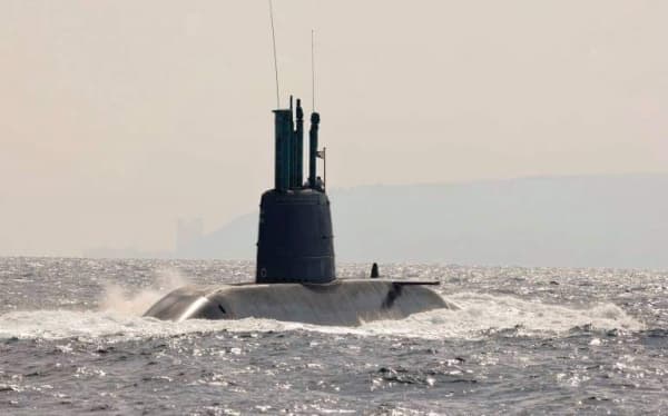 إسرائيل ترسل غواصة عسكرية رفقة سفينتين حربيتين الى البحر الأحمر