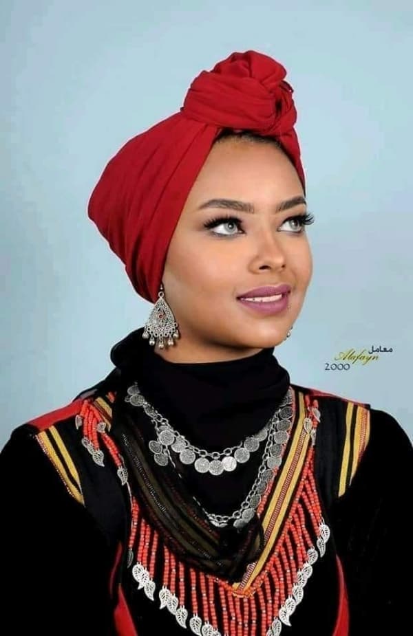 سلطة الحوثيين تنقل الفنانة الحمادي الى قسم "بنات الحرب الناعمة" وسط ترقب لجلسة جديدة غدا الاحد