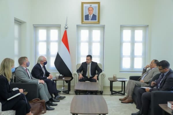 الحكومة اليمنية تبلغ الوسيط الاميركي التزام موقفها الايجابي من جهود احلال السلام
