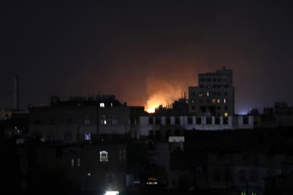 الحوثيون يعلنون مقتل واصابة 13 مدنيا بغارة جوية على صنعاء