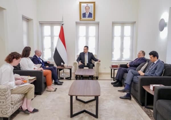 الحكومة اليمنية ترى في وقف اطلاق النار عاملا رئيسا لتنفيذ اتفاق الهدنة مع الحوثيين