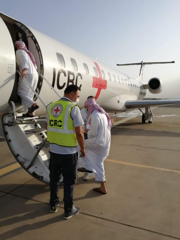 التحالف بقيادة السعودية يعلن انتهاء نقل 163 اسيرا حوثيا الى اليمن بينهم 9 الى صنعاء