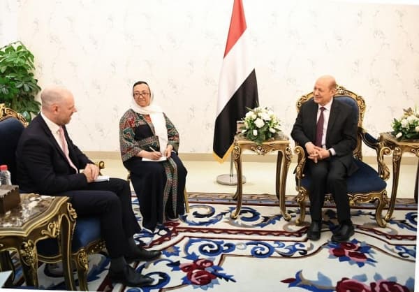 الرئيس العليمي يطلب دعما بريطانيا للإصلاحات الاقتصادية والخدمية في البلاد