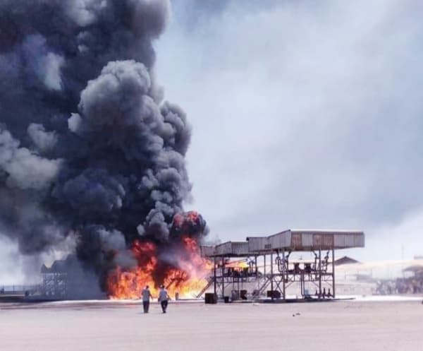 شركة النفط تعلن السيطرة على حريق" محدود" بمنشأة ميناء الزيت في عدن دون اصابات