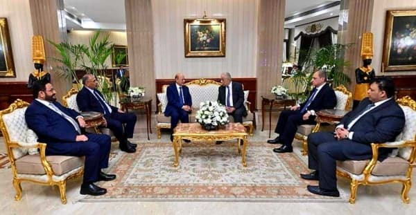 الرئيس العليمي يصل العاصمة المصرية ثالث محطات جولة خارجية شملت الكويت والبحرين حتى الان