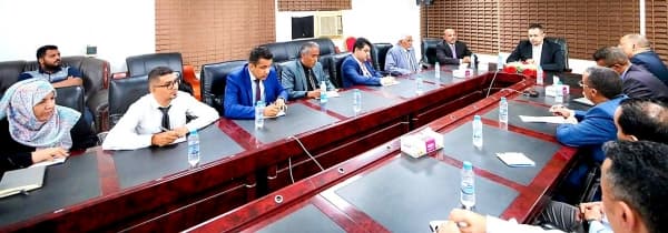 رئيس الوزراء اليمني يؤكد ثقة حكومته بقيادة البنك المركزي ويعد بانفراج قريب للاوضاع