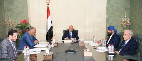 المجلس الرئاسي يوجه الحكومة بالتدخل العاجل لاغاثة قرية "خبزة" المحاصرة من الحوثيين