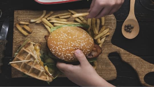 تناول البرغر والبطاطا المقلية باستمرار يزيد من خطر الإصابة بمرض الزهايمر