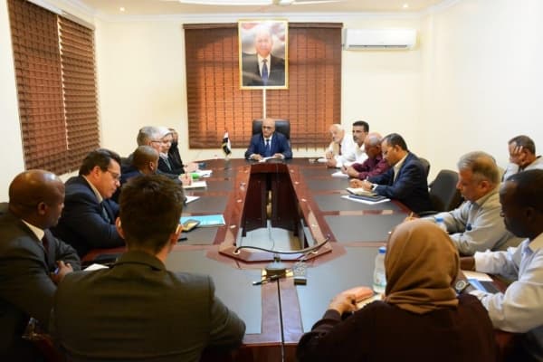 الحكومة تطالب الأمم المتحدة بالتراجع عن قرار تخفيض طاقمها في عدن